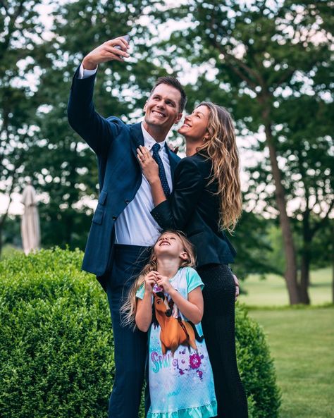 Tom Brady on Twitter: "We celebrated our 2018 Championship season last night. I’ll never take these moments for granted. From my family to yours, thank you 🙏 ❤️🏈… https://t.co/R6uKdC8bGx" Tom And Gisele, Tom Brady Kids, Football Family, Bridget Moynahan, England Sports, Gisele B, Gisele Bündchen, Gisele Bundchen, Sandra Bullock