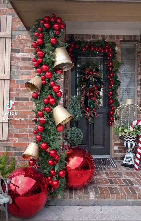 Easy Outdoor Christmas Decorations, Christmas Door Decoration, Christmas Decor Inspiration, Christmas Themes Decorations, Christmas Porch Decor, Christmas Decorations Diy Outdoor, Christmas Porch, Front Porch Christmas Decor, Christmas Door Decorations