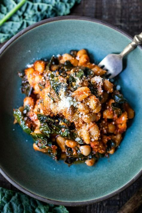 Italian Baked Beans & Greens w/ cannellini beans, lacinato kale & marinara sauce, baked until golden and bubbling. Vegetarinan, Vegan-adaptable. Italian Baked Beans, Beans And Greens, Italian Diet, Homemade Marinara, Vegan Sausage, Cannellini Beans, Delicious Vegetarian, Meatless Meals, Marinara Sauce