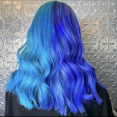 Coupe, Half Light Blue Half Dark Blue Hair, Two Tone Split Hair Color Ideas, Blue Split Dye Hair, Blue Split Dye, Split Dye, Hair Change, Dyed Hair Blue, Split Dyed Hair