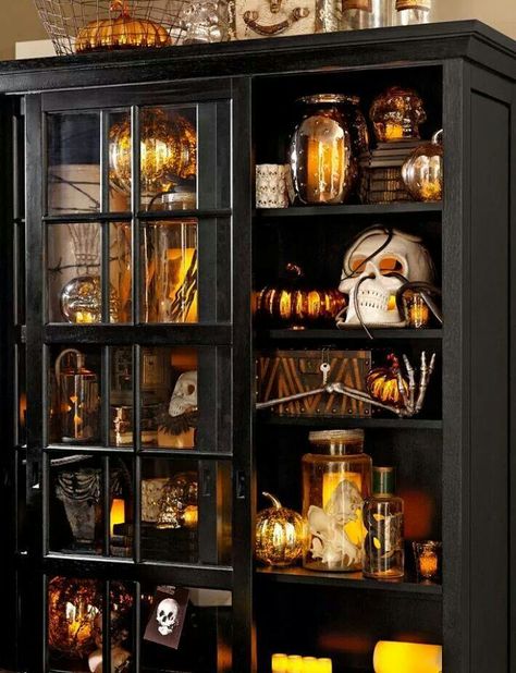 Halloween Living Room, Deco Studio, Style Deco, Halloween Decorations Indoor, Halloween Lights, Black Book, Halloween Items, Halloween Inspiration, Halloween Home Decor