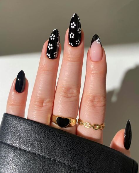 White Nail, Blue Nail, Black And White Nail, Her Nails, Makijaż Smokey Eye, Nagel Inspo, Cat Kuku, Cute Nail Art, Floral Nails