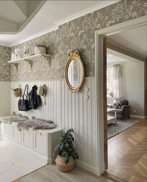 Hallway Ideas Cottage, Cottage Astetic House Interior, Old Scandinavian Interior, Old Farmhouse Entryway, French Cottage Entryway, Cottage Hallways, Hallway Cottage, Cottagecore Hallway, Cottage Front Room