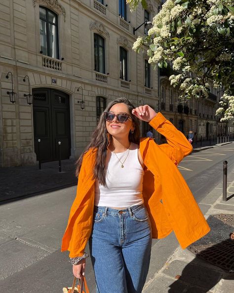 Laura on Instagram: “happy girl avec sa nouvelle chemise orange @monki 🧡🤤 Vous aussi vous crushez sur les chemises colorées ? #orangeoutfit #orangeoutfits…” Orange Shirt Outfit Ideas, Styling Orange Shirt, Chemise Orange Outfit, Orange Linen Shirt Outfit, How To Style Orange Shirt, Orange Style Outfit, Orange Winter Outfit, Orange Tshirt Outfits, Orange Shirt Women