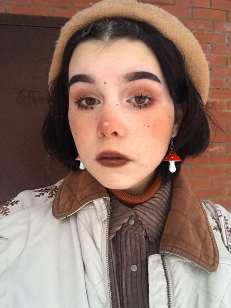 Brown Mushroom Makeup, Tumblr Makeup 2016, November Makeup Looks, Autumn Makeup Aesthetic, Goblin Core Makeup, Fall Makeup Aesthetic, Fall Aesthetic Makeup, Casual Halloween Makeup, Easy Fall Makeup Looks