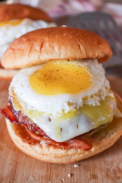 The Best Breakfast Burger Recipe Breakfast Burger Recipe, Homemade Burger Recipe, Smoked Burgers, Brunch Burger, Egg Burger, Beef Brisket Recipes, Breakfast Sandwich Recipes, Burger Seasoning, Breakfast Burger