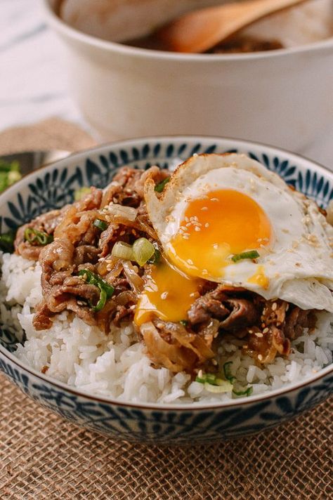 Gyudon (Japanese Beef & Rice Bowls), by thewoksoflife.com Beef Rice Bowls, Japanese Beef, Beef Rice, Mapo Tofu, Ayam Bakar, Wifey Material, Beef And Rice, Japanese Rice, Asian Foods