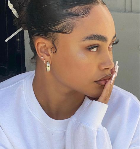 Stud Aesthetic, Minimalist Ear Piercings, Cool Ear Piercings, Minimal Street Style, Hair Flow, Earrings Aesthetic, Classy Aesthetic, Soft Curls, Artistic Hair