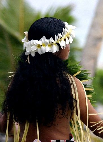 Island girl. Polynesian Hair, Island Flowers, Cook Island, Polynesian Islands, Flower Lei, Type Shi, Island Wedding, Island Girl, Hair Reference