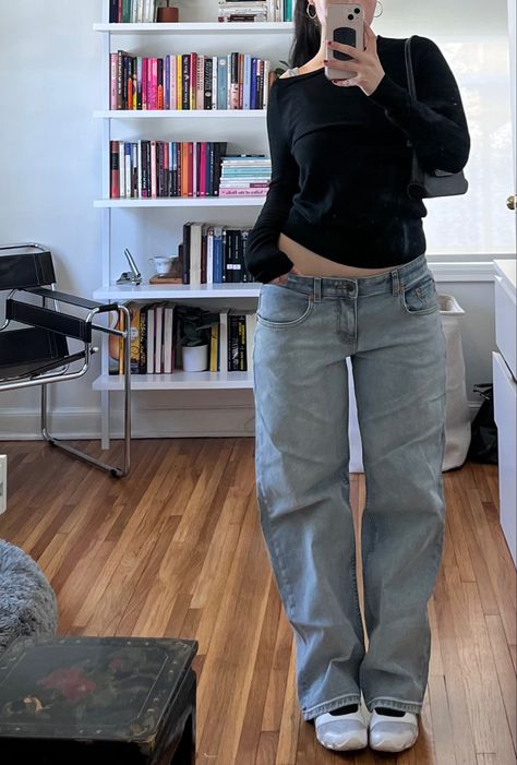 Low Waist Boyfriend Jeans Outfit, Mid Rise Flare Jeans Outfit Aesthetic, Wide Low Waist Jeans Outfit, Low Waisted Jeans On Mid Size, Mid Size Low Rise Jeans, 90s Fashion Low Rise Jeans, Mid Rise Jeans Outfit Plus Size, Black Mid Rise Jeans Outfit, Motel Jeans Outfit