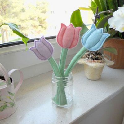 ❤ Quick and easy felt tulips - free sewing pattern & tutorial by i ManuFatti ( imanufatti.blogspot.com ) ❤ Tulips are among our favorite flowers , and we think it will be very nice to have a few wonderful tulip bouquets around the house at spring . However, we don't really like cut flowers because watching them die in a vase makes us really sad.The solution? None other than some super-soft ( and everlasting ) felt tulips , of course! This felt craft is ... | #Felt, #FeltFabric, #Tulip, Deco Floral, Felt Diy, Felt Toys, Felt Ornaments, Flowers Diy, Spring Crafts, Felt Flowers, Felting Projects, Free Sewing