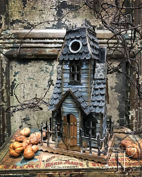 sizzix village manor… Tim Holtz Village, Tim Holtz Crafts, Casa Halloween, Halloween Things, Haunted Dollhouse, Halloween Miniatures, Spooky House, Glitter Houses, Halloween Village