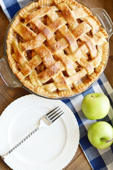 Paula Deen's classic Apple Pie with a buttery homemade lattice top crust and brown sugar apples. Paula Deen Apple Pie, Best Apple Pie, Diy Easy Recipes, Classic Apple Pie, Paula Deen Recipes, Easy Apple Pie, Apple Pie Recipe, Homemade Apple Pies, Butter Pie