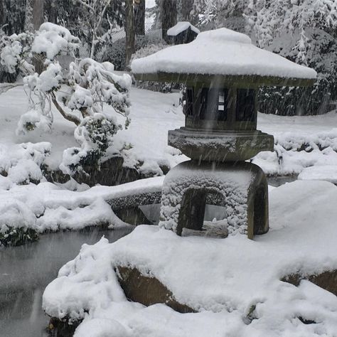 Snow Lantern, Japanese Stone Lanterns, House Of Wolves, Pergola Gazebo, Japanese Lamps, Frozen Pond, Garden Waterfall, Stone Lantern, Japanese Home Decor