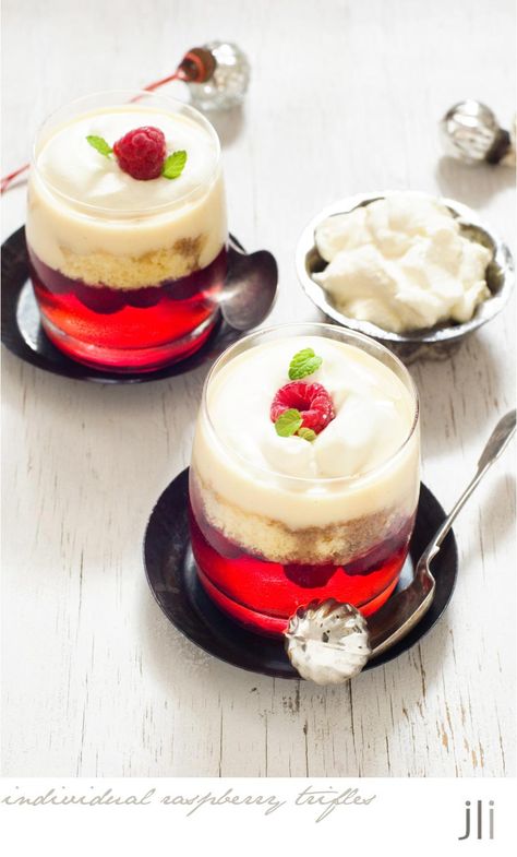 5 days of christmas 2016 - individual raspberry trifles / DELICIOUS BITES Triffle Recipe, Individual Christmas Desserts, Raspberry Trifle, Trifle Dessert Recipes, Christmas Trifle, Holiday Baking Christmas, Hot Christmas, Trifle Pudding, Holiday Sweets