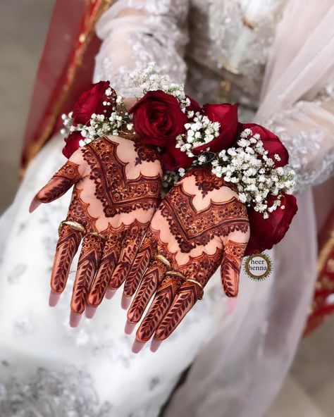 Mehendi Design For Wedding, Mehndi Look For Bride, Hand Gajra For Bride, Simple Mehendi Design, Kashee's Mehndi Designs, Flower Jewellery For Mehndi, Nikkah Bride, Simple Mehendi, Eid Fashion