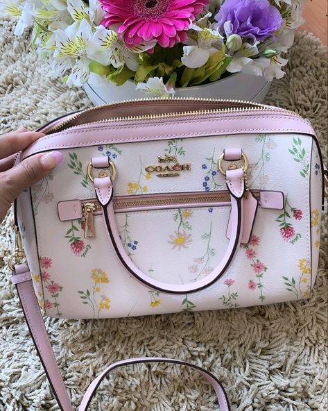 Cute Bags And Purses, Cute Purses Aesthetic, Cute Bags Aesthetic, Classy Purses, Spring Purses, Cute Crossbody Bags, Trendy Purses, Luxury Bags Collection, Handbag Essentials