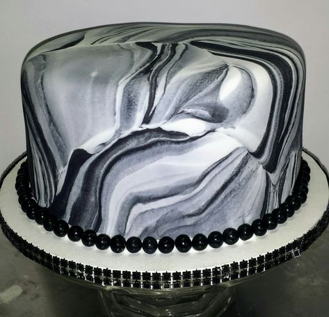 Red velvet cake covered in black and white marbled fondant. Black And White Marble Fondant Cake, Black White And Red Cake, Chocolate Wedding Cake Ideas, Black And White Marble Cake, Chocolate Wedding Cake Recipe, Wedding Cake Homemade, Wedding Cake With Strawberries, Black Fondant Cake, Cake Designs Chocolate