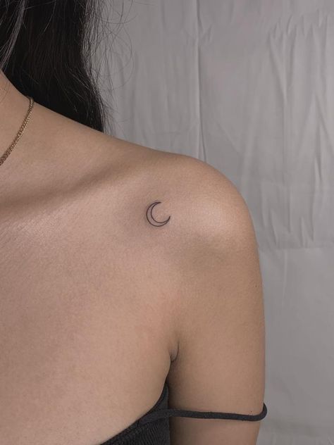 Moon Tattoo On Collarbone, Moon Collarbone Tattoo, Moon Tattoo Collar Bone, Shoulder Moon Tattoo, White Moon Tattoo, Moon Shoulder Tattoo, Small Shoulder Tattoo, Luna Tattoo, Front Shoulder Tattoos