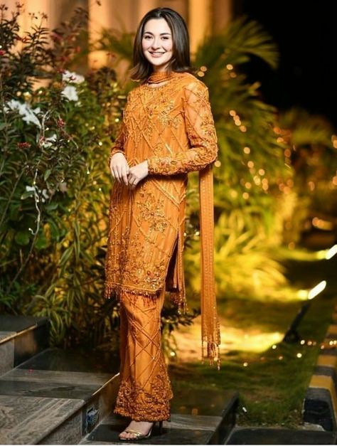 Mehendi Dresses, Mayon Dresses, Celebrities Outfits, Pakistani Women Dresses, Hania Amir, Latest Bridal Dresses, Pakistani Wedding Outfits, Bridal Elegance, Pakistani Fancy Dresses