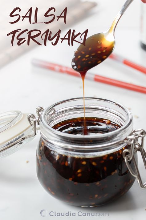 Una receta fácil de salsa teriyaki para usar con carne, pescado, ensalada, verduras y proteínas de origen vegetal. Es espesa, rica en sabores umami y hacen falta solo 10 minutos para hacerla. #salsa #teriyaki #asiatica #sabores asiaticos #sin gluten #sin lácteos #vegetariana #marinar #barbacoa #casera #fácil #saludable Teriyaki Sauce Healthy, Easy Teriyaki Sauce, Easy Teriyaki Sauce Recipe, Make Teriyaki Sauce, Savory Dips, Teriyaki Sauce Recipe, Clean Eating Recipes For Dinner, Clean Eating For Beginners, Clean Eating Breakfast