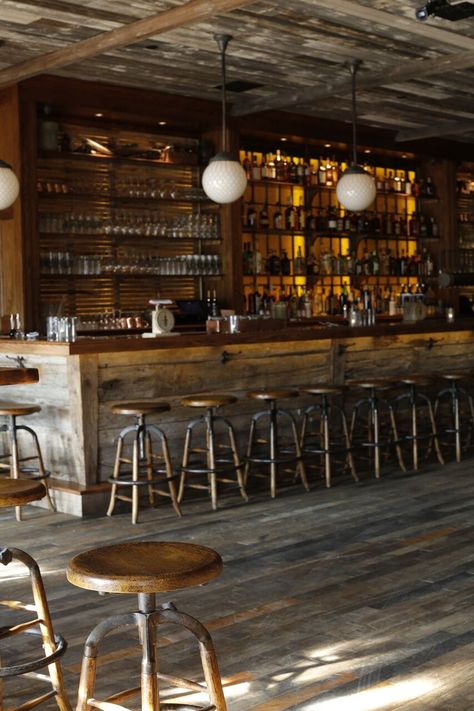 Rustic Wood Restaurant Design, Reclaimed Wood Bar Ideas, Country Bar Ideas Restaurant, Bar Design Restaurant Rustic, Restaurant Wood Design, Rustic Bar And Grill Restaurant Ideas, Country Bar Design, Country Restaurant Design, Country Restaurant Interior