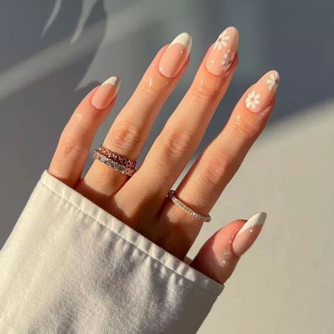 Business Nails Professional, Cute Almond Nails, Nude Nail Designs, Daisy Nails, Summery Nails, Her Nails, Casual Nails, Nails White, Nagel Inspo