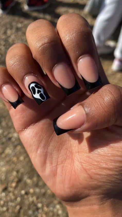 Halloween Acrylic Short Nails, Short Nail Art Designs Halloween, Simple Nail Designs Short Nails Halloween, French Tip Scream Nails, Aesthetic Spooky Nails, Halloween Nails Scream Face, Cute Nail Designs For Halloween, Halloween Nails For Teachers, Nail Art Short Nails Halloween