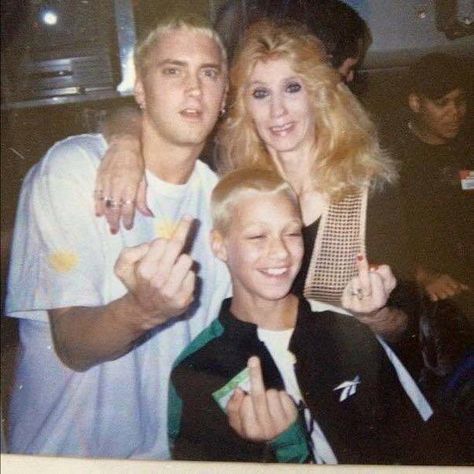 Eminem, his Mother, and His little brother Nate (1996) Eminem Smiling, Marshall Eminem, Eminem Funny, The Slim Shady, 90s Rappers, Eminem Photos, Eminem Rap, Eminem Slim Shady, The Real Slim Shady