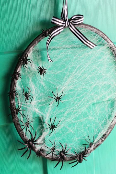 Souper Halloween, Skeleton Displays, Spider Web Wreath, Craft Projects For Adults, Diy Halloween Wreath, Diy Halloween Decor, Adornos Halloween, Halloween Baking, Easy Halloween Crafts