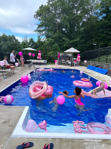 Pink Out Pool Party, Pink Pool Birthday Party Ideas, Pool Party Ideas Pink, Barbie Swimming Party, Pink Pool Decor, Simple Pool Party Ideas, Pool Party 16th Birthday, Pink Birthday Pool Party, Pool Party 13th Birthday