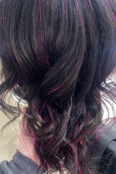 hair tinsel for summer #hair #hairtinsel #tinsel #cosmo #cosmoschool Hot Pink Tinsel Hair, Tinsel On Dark Hair, Red Tinsel In Black Hair, Tinsel Hair Pink, Pink Tinsel In Brown Hair, Tinsel On Black Hair, Dark Brown Hair With Tinsel, Red Tinsel Hair, Black Hair With Tinsel