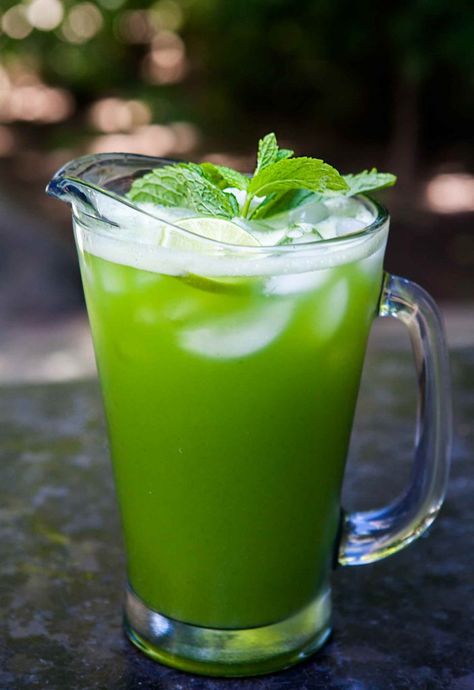 Mint Juice, Agua Fresca Recipe, Refreshing Summer Cocktails, Agua Fresca, Simply Recipes, Summer Refreshments, Flavored Water, Hot Day, Smoothie Drinks