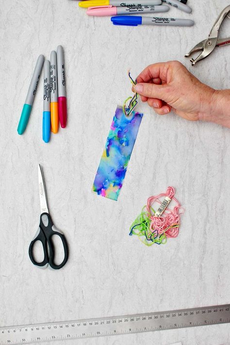 DIY Bookmarks Using Sharpie and Alcohol on Plastic - Welcome To Nana's Sharpie Alcohol, Bookmarks Diy, Cute Craft, Kid Projects, Alcohol Bottles, Diy Bookmarks, Easy Diy Gifts, Simple Pictures, Program Ideas