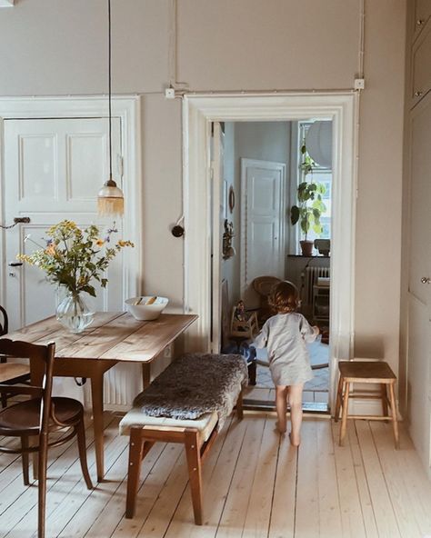 Cozy Small Home, Warm Scandinavian Interior, Scandinavian Homes, Decor Kitchen Ideas, My Scandinavian Home, Earthy Home Decor, Room Of One's Own, Tiny Spaces, House Inside