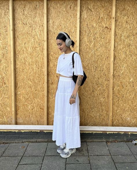 White Embroidered Skirt Outfit, White Floaty Skirt Outfit, Style White Long Skirt, White Maxi Skirt Outfit Spring, Long White Skirt Outfit Ideas Modest, Modest Summer Casual Outfits, Casual White Maxi Skirt, White Tiered Maxi Skirt Outfit, White Maxi Skirt Outfit Aesthetic