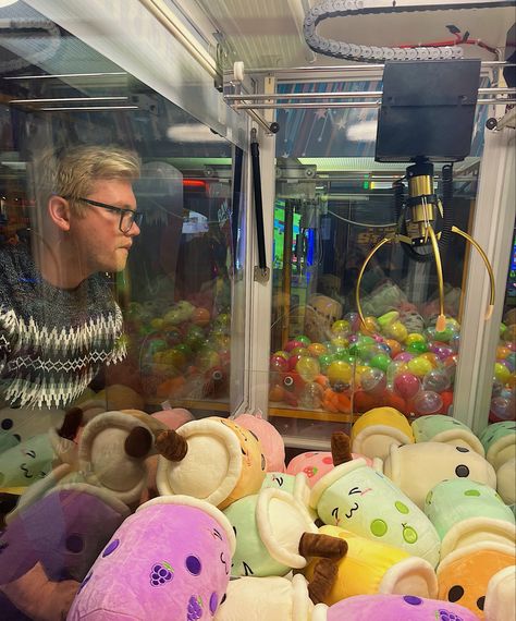 Claw Machine Drawing Reference, Claw Machine Painting, Claw Machine Reference, Claw Game Machine, Arcade Claw Machine Aesthetic, Claw Machine Arcade, Claw Machine Photoshoot, Arcade Reference, Claw Machine Drawing