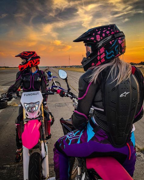 Motorcross Outfits For Women, Motorcross Outfits, Womens Dirt Bike Gear, Motocross Couple, Dirt Bike Riding Gear, Motocross Girls, Dirt Motorcycle, Dirt Bike Helmets, Freestyle Motocross