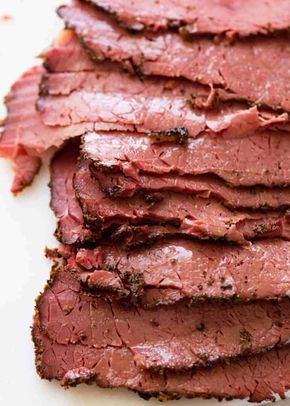 Slices of homemade pastrami Slow Cooker Pastrami, Smoker Diy, Turkey Pastrami, Homemade Charcuterie, Deli Meat Recipes, Homemade Pastrami, Pastrami Recipe, Cured Meat Recipes, Smoker Ideas