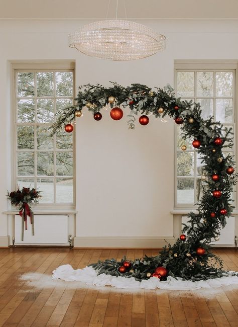 Wedding Backdrop Christmas, At Home Christmas Wedding, Wedding Christmas Wreath, Unique Christmas Wedding Ideas, Christmas Aisle Decorations, Winter Wedding Background, Christmas Time Engagement Party, Christmas Wedding Diy Ideas, Christmas Flowers Wedding