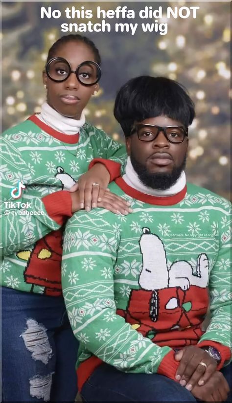 Awkward Family Photos Christmas, Funny Couple Photos, Awkward Family Portraits, Funny Family Christmas Photos, Awkward Family Christmas, Funny Photoshoot Ideas, Christmas Couple Photos, Christmas Couple Pictures, Christmas Poses