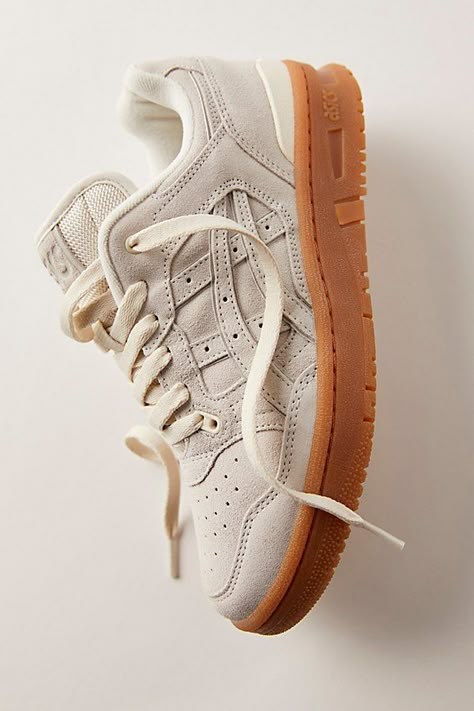 Popular Shoes Women, Cool Shoe, Nice Sneakers Women, Mens Lifestyle Shoes, Gum Bottom Sneakers, Cool Mens Shoes, Earth Tone Sneakers, Retro Asics Sneakers With Gum Sole, Trendy Shoes For Women Sneakers