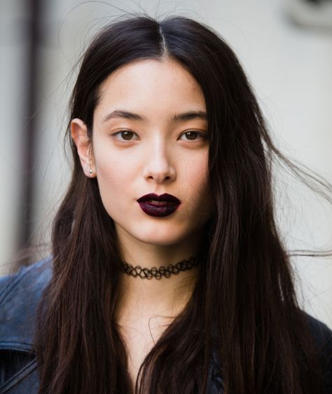 A beginner's guide to pulling off dark lipstick Tiana Tolstoi, Dark Lipstick Makeup, Star Vibe, Dark Lip Makeup, Dark Purple Lipstick, Violet Lipstick, Rocker Chic Style, Rock Makeup, Dark Lip