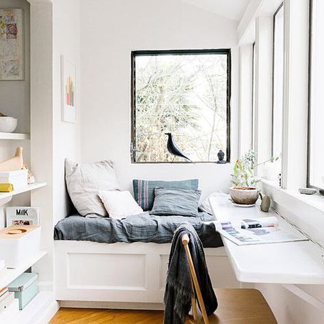 The 19 Most Incredible Small Spaces on Pinterest Office Bedroom Combo, Office Nooks, Tiny Guest Room, Bedroom Office Combo, Office And Guest Room, Guest Bedroom Home Office, Home Office Layouts, Tiny Home Office, Guest Bedroom/office