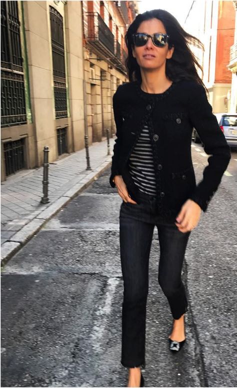 Boucle Jacket Outfit Jeans, Black Chanel Jacket Outfit, Barbara Martelo Style, Black Boucle Jacket Outfit, Boucle Jacket Outfit, Barbara Martelo, Chanel Style Jacket, French Women Style, Classic Style Outfits