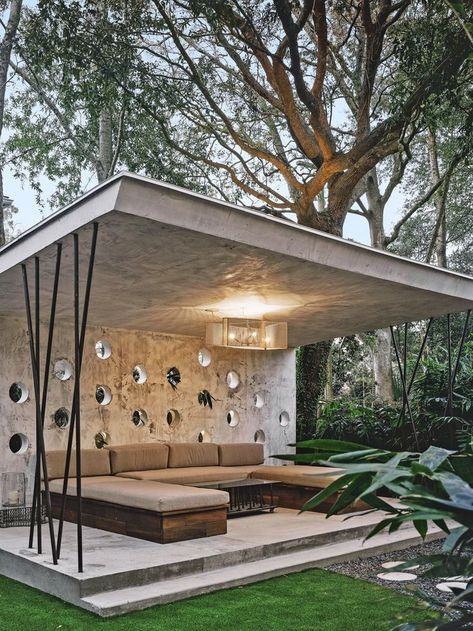 A Cinder Block Duplex in Charleston Is Recast as a New York–Style Loft #dwell #modernloft #modernoutdoorspaces Modern Gazebo, Concrete Patios, Cozy Backyard, Pergola Design, Modern Backyard, Cinder Block, Terrace Design, Outdoor Backyard, Pergola Designs