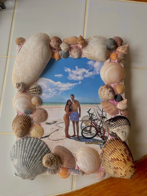 Seashell Crafts For Boyfriend Gift Ideas, Beach Picture Frames Diy, Shell Frame Diy, Sea Shell Frames Diy, Shell Gift Ideas, Shell Frames Diy Seashell Crafts, Seashell Frame Diy, Ideas For Shells From The Beach, Seashell Picture Frames Diy