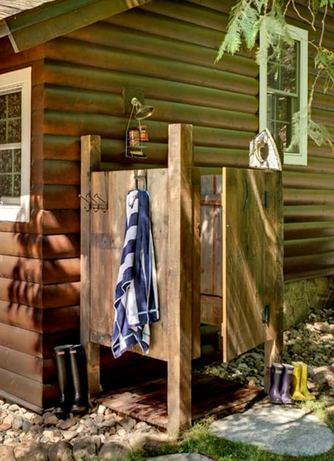 32 Beautiful & Easy DIY Outdoor Shower Ideas - A Piece of Rainbow Country Patio Ideas, Bohemian Tiny House, Diy Outdoor Shower Ideas, Diy Cabins, Outdoor Shower Ideas, Outside Showers, Cabin Renovation, Outdoor Bathroom Design, Diy Storage Rack