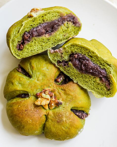 Vegan Matcha Buns with Sweet Red Bean Filling (Matcha Anpan) - Okonomi Kitchen Bun Aesthetic, Red Bean Dessert, Vegan Bean Recipes, Japanese Bakery, Matcha Coconut, Coconut Meat, Sweet Red Bean Paste, Vegan Keto Recipes, Sweet Red Bean