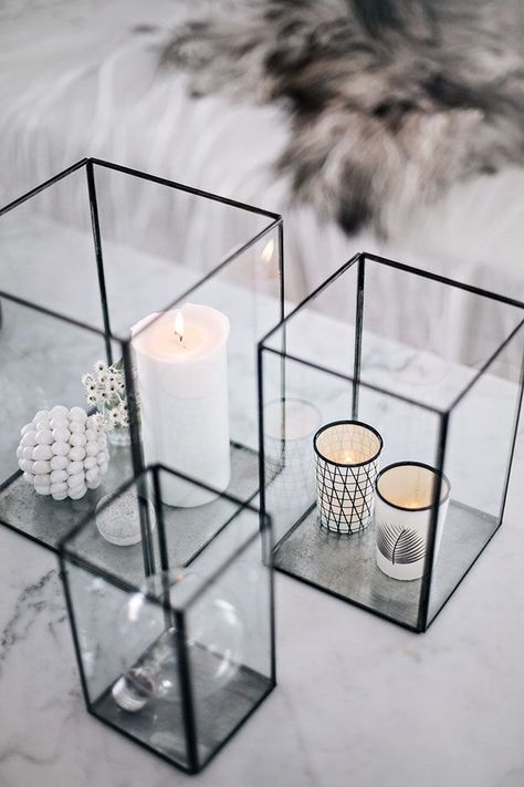 Loving this simple styled table with the candles and the white and black make it interesting Minimalist Dekor, Interior Boho, Interior Design Minimalist, Smart Tiles, Decor Eclectic, Decor Ikea, Boho Deco, Glass Boxes, Decor Minimalist